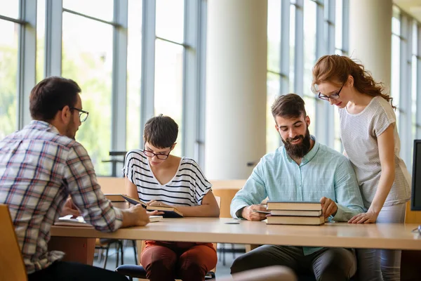 Educação Campus Amizade Conceito Pessoas Grupo Estudantes Felizes Estudando Juntos — Fotografia de Stock