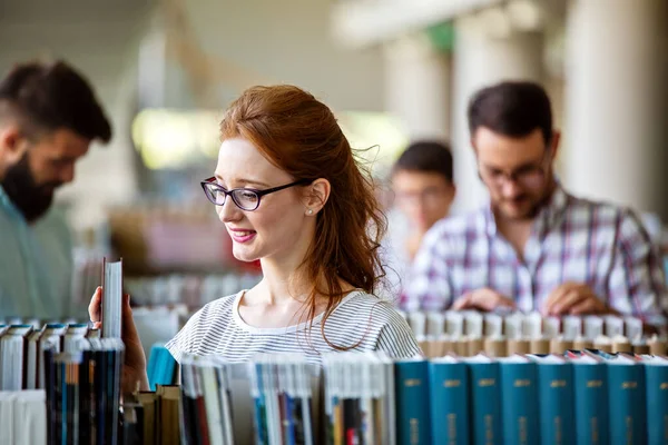 Giovani Studenti Universitari Felici Che Studiano Con Libri Biblioteca Gruppo — Foto Stock