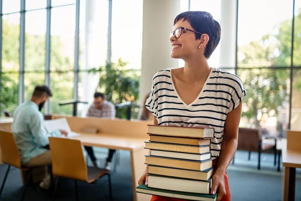 Εκπαίδευση Βιβλιοθήκη Γυμνάσιο Πανεπιστημιακή Μάθηση Και Άνθρωποι Έννοια Χαμογελαστή Μαθήτρια — Φωτογραφία Αρχείου