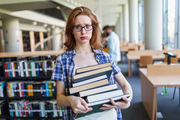 Yorgun Genç Bir Bayan Üniversite Kütüphanesinde Ders Çalışıyor Sınava Hazırlanıyor — Stok fotoğraf
