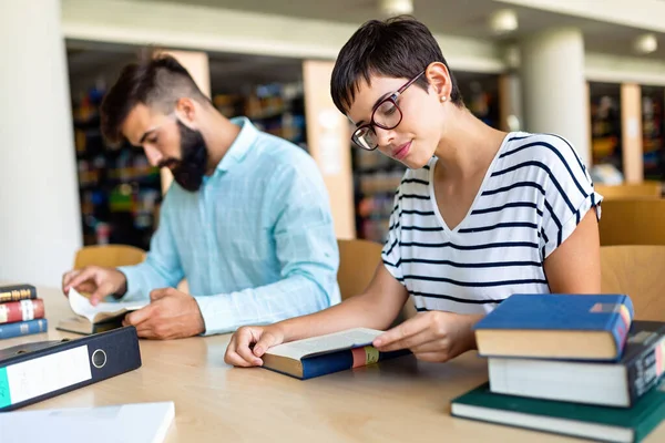 Heureux Groupe Étudiants Qui Étudient Travaillent Ensemble Dans Une Bibliothèque — Photo