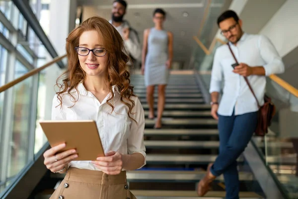 Grupo Jóvenes Empresarios Que Trabajan Comunican Oficina — Foto de Stock