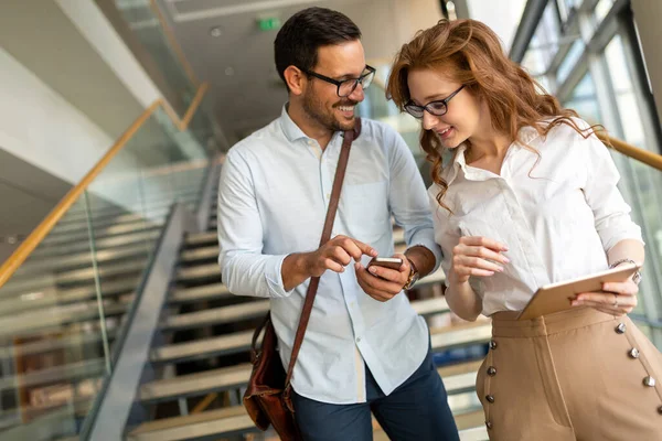 Portret Van Gelukkige Zakenmensen Die Plezier Hebben Chatten Kantoor — Stockfoto