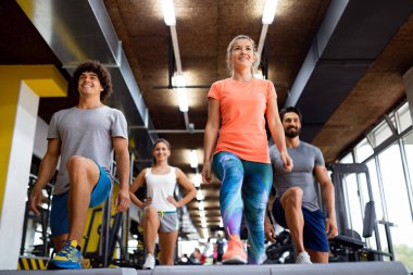 Spor salonunda çalışan bir grup sporcu.