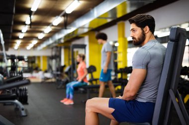 Spor salonunda çalışan formda bir gencin portresi. Spor insanları sağlıklı yaşam tarzı egzersizi konsepti