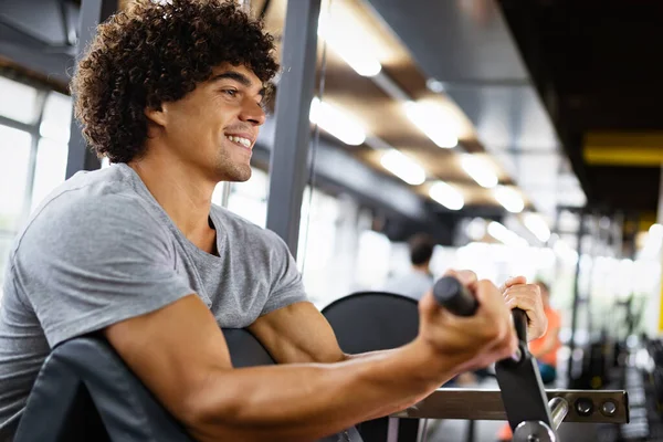 Μυώδης Νεαρός Bodybuilder Όμορφος Άντρας Κάνει Ασκήσεις Στο Γυμναστήριο Αθλητισμός — Φωτογραφία Αρχείου