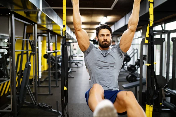 Portret Van Een Fitte Jongeman Die Aan Het Sporten Sportschool — Stockfoto