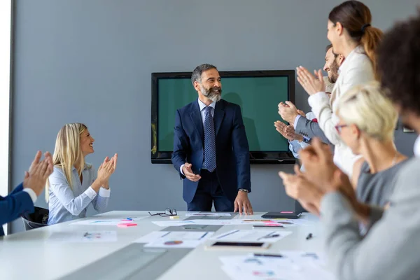 Gruppo Uomini Affari Che Lavorano Come Team Ufficio — Foto Stock