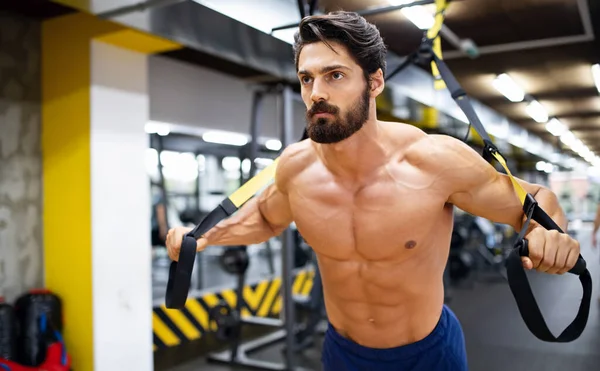 Portret Van Een Fitte Jongeman Die Aan Het Sporten Sportschool — Stockfoto