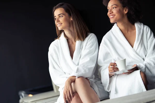 Schöne Frauen Entspannen Sich Und Trinken Tee Bademänteln Während Des — Stockfoto