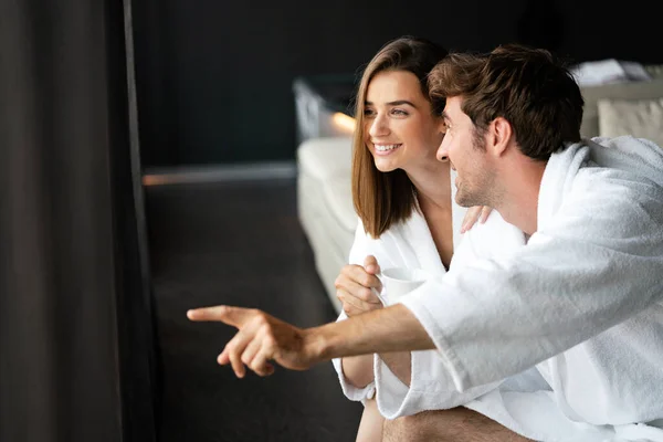 Glückliches Paar Genießt Wellness Wochenende Und Ruhige Momente Zusammen — Stockfoto