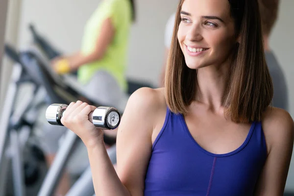 Image Rapprochée Jeune Femme Forme Attrayante Dans Salle Gym — Photo