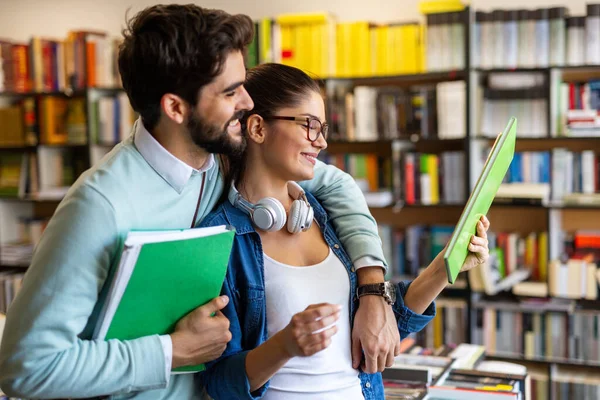 Eine Gruppe Glücklicher College Studenten Die Der Schulbibliothek Lernen Bildungspolitiker — Stockfoto