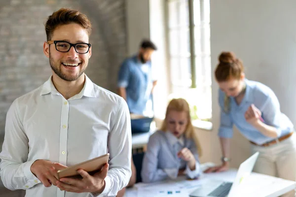 Retrato Empresarios Multiétnicos Divirtiéndose Trabajando Juntos Charlando Oficina Del Lugar — Foto de Stock