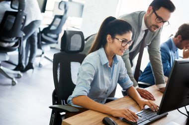 Ofiste birlikte çalışan başarılı iş adamlarının portresi.