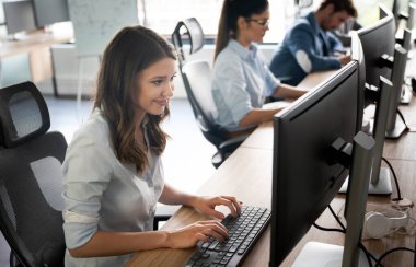 IT şirketinde işbirliği yapan programcılar uygulama geliştiriyor