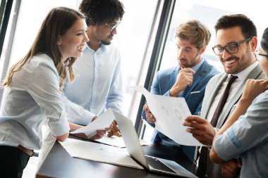 Yoğun modern ofiste çalışan çeşitli iş adamları.