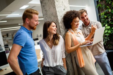 Mutlu iş adamları işyerinde eğleniyor ve sohbet ediyorlar. İşyeri çalışanları konsept çalışır