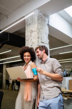 Bir yazılım geliştirme şirketinde çalışan bir grup mutlu programcı. İş teknolojisi mutlu insanlar konsepti