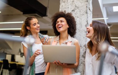 Bir yazılım geliştirme şirketinde çalışan bir grup mutlu programcı. İş teknolojisi mutlu insanlar konsepti