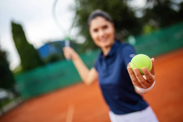 Porträtt Glad Passar Ung Kvinna Som Spelar Tennis Sommaren Människor — Stockfoto