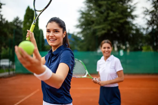 Giovani Amiche Felici Che Giocano Tennis Sul Campo Tennis Persone — Foto Stock