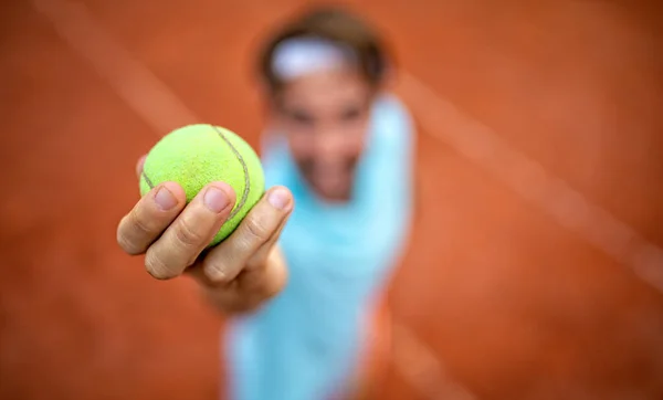 Joven Guapo Jugador Tenis Masculino Con Raqueta Pelota Prepara Para —  Fotos de Stock