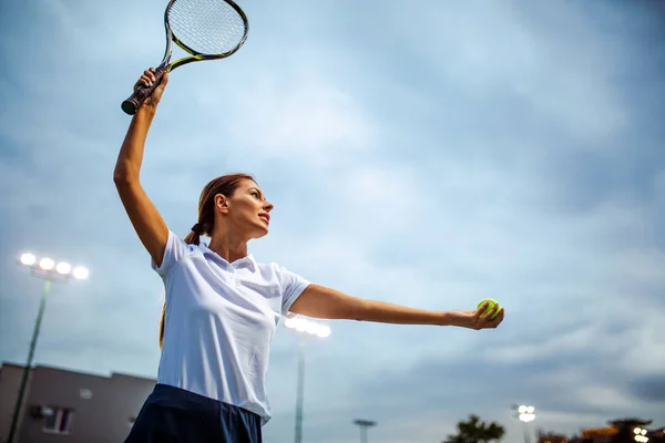 Porträt Einer Glücklichen Fitten Jungen Frau Die Sommer Tennis Spielt — Stockfoto