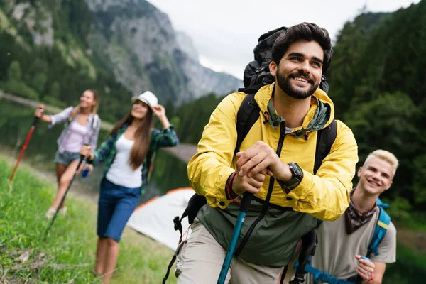 Amigos Caminando Juntos Aire Libre Explorando Desierto Divirtiéndose —  Fotos de Stock