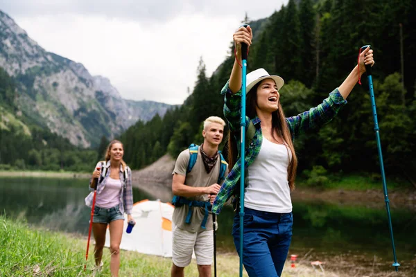 Група Щасливих Поєднує Молодих Друзів Пішохідному Туризмі Піші Прогулянки Разом — стокове фото