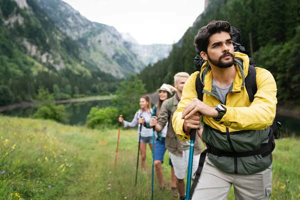 Skupina Zdravých Přátel Pěší Turistika Horách — Stock fotografie