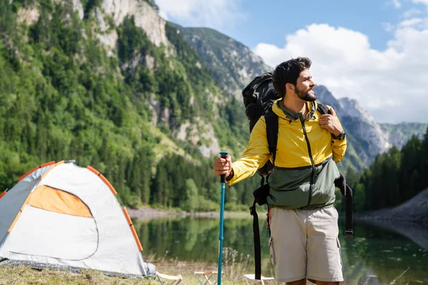 Stilig Glad Manlig Backpacker Vandring Vandring Genom Fjällskog — Stockfoto