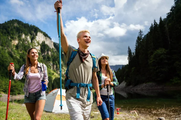Gente Che Cammina Gruppo Amici Escursionisti Felici Trekking Come Parte — Foto Stock