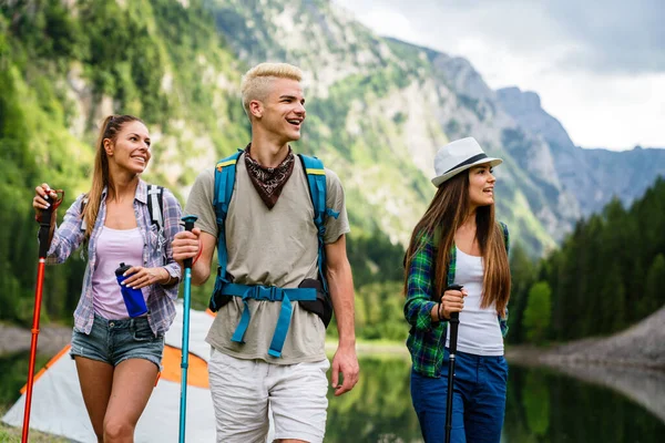 Gruppo Giovani Amici Felici Che Godono Attività All Aperto Insieme — Foto Stock