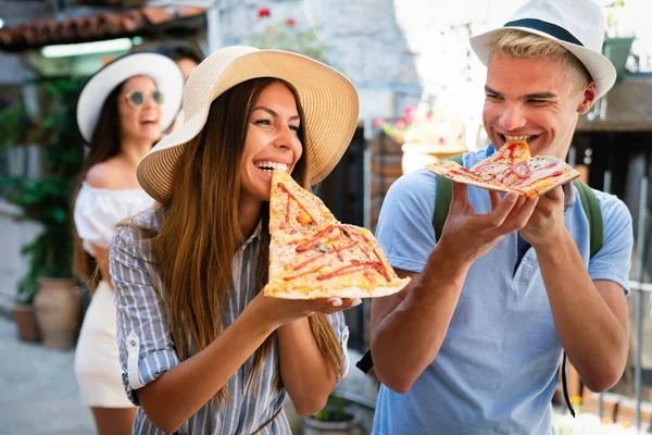 Χαρούμενη Ομάδα Φίλων Που Τρώνε Πίτσα Ενώ Ταξιδεύουν Για Διακοπές — Φωτογραφία Αρχείου