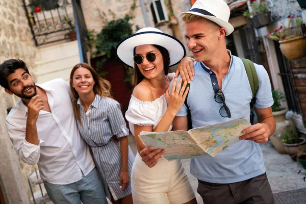 Щаслива Група Друзів Насолоджується Подорожами Відпусткою Влітку — стокове фото