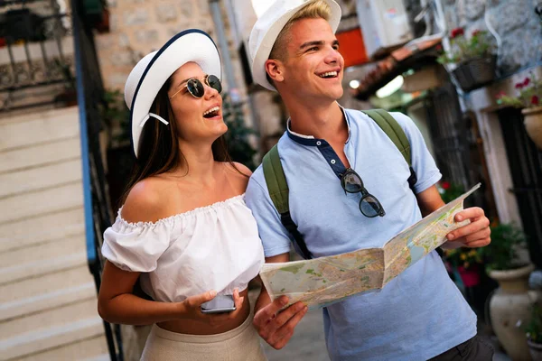 Vacaciones Verano Citas Viajes Concepto Turismo Pareja Sonriente Con Mapa — Foto de Stock