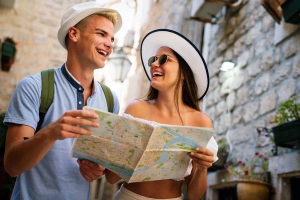 夏休み デート 観光のコンセプト 笑顔のカップルと地図市内 — ストック写真
