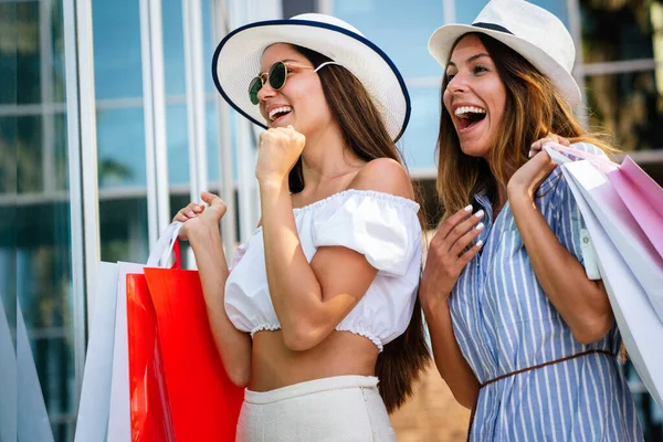 Concepto Comercial Turístico Hermosas Mujeres Amiga Con Bolsa Compras Ctiy —  Fotos de Stock