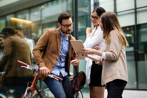 Gente Negocios Concepto Corporativo Retrato Grupo Feliz Jóvenes Empresarios Hablando —  Fotos de Stock