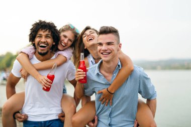 Plajda kokteyl içip yaz tatilinde eğlenen arkadaşlar. İnsanların mutluluk kavramı