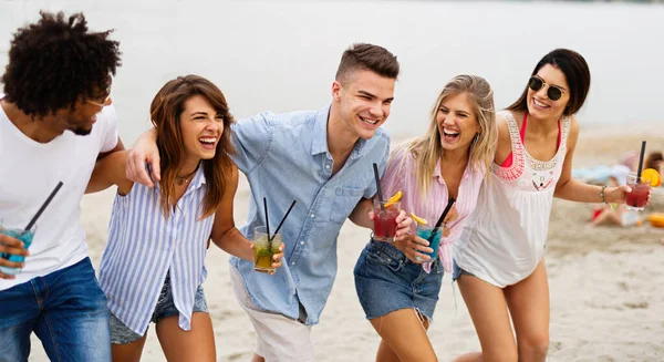 Amigos Playa Tomando Cócteles Divirtiéndose Las Vacaciones Verano Concepto Felicidad — Foto de Stock