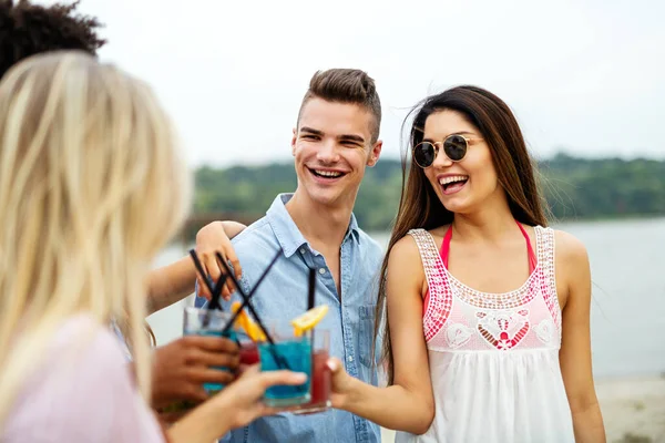 Grupo Jóvenes Amigos Divirtiéndose Playa Día Soleado Gente Vacaciones Felicidad —  Fotos de Stock