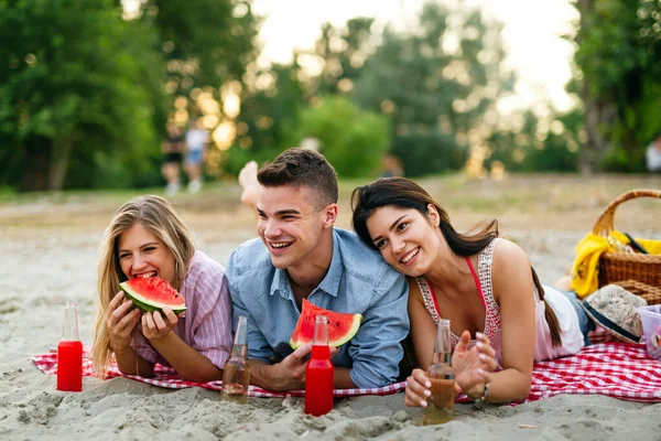 Grupo Jóvenes Amigos Felices Divirtiéndose Playa Fiesta Vacaciones Concepto Felicidad — Foto de Stock