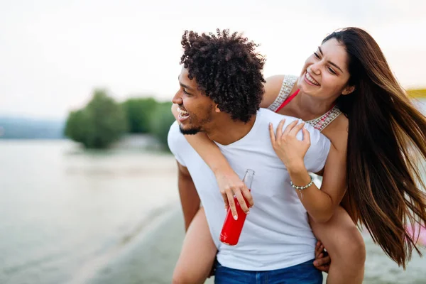 Retrato Feliz Jovem Casal Apaixonado Divertindo Festa Férias Viagens Pessoas — Fotografia de Stock