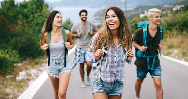 Grupo Amigos Viajeros Caminando Divirtiéndose Estilo Vida Viaje Concepto Vacaciones — Foto de Stock