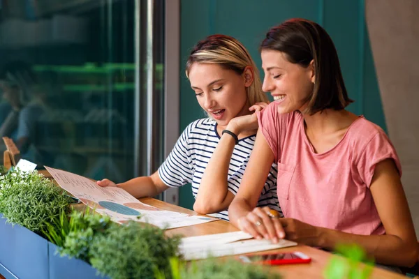 Retrato Dos Hermosas Mujeres Divirtiéndose Juntas Charlando Cafetería Concepto Felicidad —  Fotos de Stock