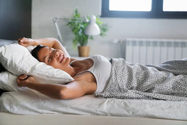 Wanita Cantik Meregang Tempat Tidur Setelah Bangun Pagi Hari — Stok Foto