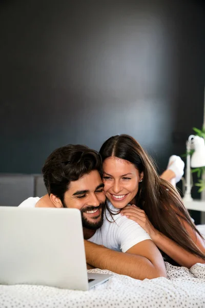 Casal Jovem Feliz Relaxando Casa Com Laptop Amor Felicidade Pessoas — Fotografia de Stock