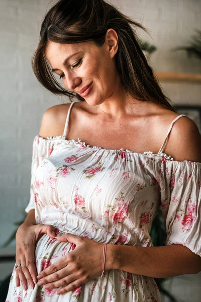 Bild Einer Schwangeren Frau Die Ihren Bauch Mit Den Händen — Stockfoto